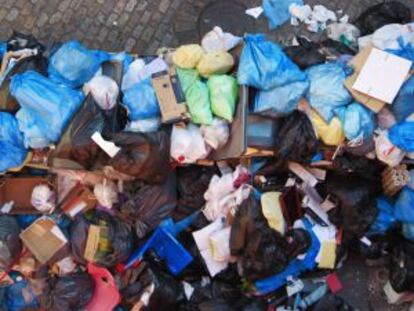 Una calle de Sevilla esta semana durante la huelga de basura. 