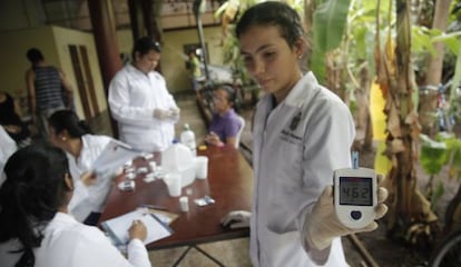 Una estudiante de Medicina muestra el resultado de la prueba de la insulina de una paciente diabética.