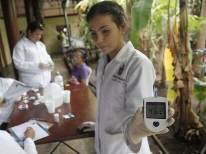Una estudiante de Medicina muestra el resultado de la prueba de la insulina de una paciente diabética.