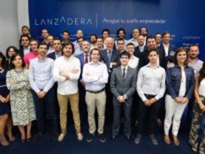 Juan Roig, rodeado de los 32 emprendedores del proyecto Lanzadera