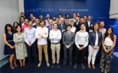 Juan Roig, rodeado de los 32 emprendedores del proyecto Lanzadera