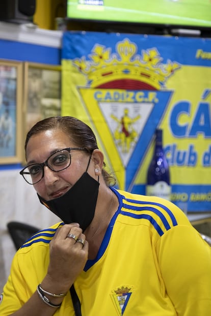 Kati Campos es una apasionada del Cádiz, tiene multitud de equipaciones de su equipo y lo sigue donde juega.