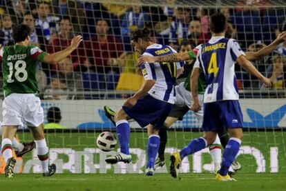 Osvaldo, en el momento de disparar para conseguir el primer gol del Espanyol.