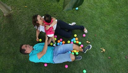 Una pareja con su hija adoptada.