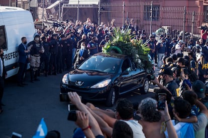 El coche fúnebre en las inmediaciones del velatorio al futbolista Diego Armando Maradona, en la Casa Rosada, Buenos Aires (Argentina), a 26 de noviembre de 2020.