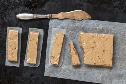 <p><strong>El plato típico:</strong> los grandes protagonistas de estas fechas son los dulces. Afloran los polvorones, mazapanes y turrones que tienen como ingredientes estrella azúcar, harina refinada y manteca. Unas verdaderas bombas calóricas que aportan unas 500 calorías por cada 100 gramos.</p> <p><strong>La opción más saludable:</strong> la integrante de la Academia de Nutrición y Dietética aconseja tener "una buena fuente de frutas frescas con cortes diversos" para combinar con los dulces. También apuesta por una combinación de <a href="https://elpais.com/elpais/2018/12/03/buenavida/1543853826_010596.html" rel="nofollow" target="_blank">frutos secos al natural o tostados</a>, frutas desecadas y <a href="https://elpais.com/elpais/2018/05/14/buenavida/1526299760_593992.html" target="_blank">chocolates negros</a>.</p> <p>Quintas, por su parte, nos invita a <strong>ser aún más creativos y preparar nuestro turrón casero</strong>: "Todos tenemos en mente ese turrón de chocolate relleno de bolitas que le da un toque crocante. Pues con una tableta de chocolate negro y un cereal hinchado (arroz integral, espelta o quinoa) podemos conseguir el mismo efecto". Aun así, recuerda que no podemos pasarnos porque "no conviene abusar de este tipo de productos aunque estén hechos en casa". </p>