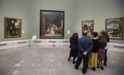 Una visita privada al Museo del Prado, en marzo, en la sala 12 que preside 'Las meninas', de Velázquez.