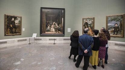 Una visita privada al Museo del Prado, en marzo, en la sala 12 que preside 'Las meninas', de Velázquez.