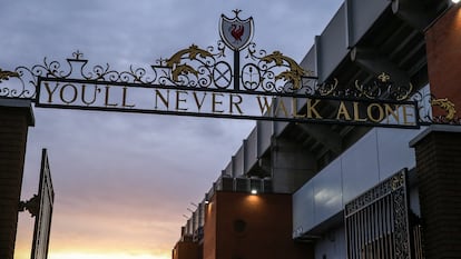 Vista general de las Puertas de Shankly para entrar a Anfield con la inscripción You'll Never Walk Alone.