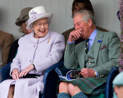 Isabel II y el príncipe Carlos de Inglaterra, en septiembre de 2012 durante un acto en Braemar, Escocia.