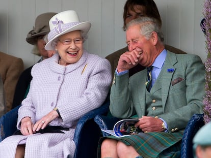 Isabel II y el príncipe Carlos de Inglaterra, en septiembre de 2012 durante un acto en Braemar, Escocia.