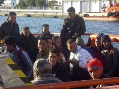 Inmigrantes magrebíes, esta semana a su llegada al puerto de Motril.