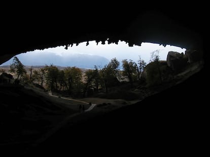 En cuevas patag&oacute;nicas, como la del milodon (en la imagen) se han encontrado pruebas de que los humanos cazaron megafauna
