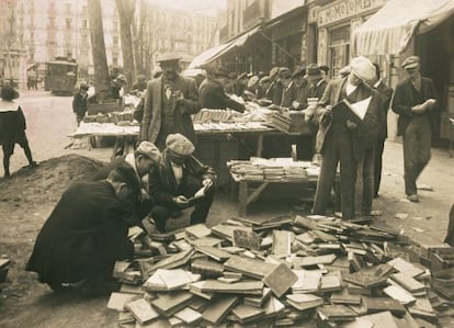 Mercat de llibres a la ronda Sant Antoni el 1915.