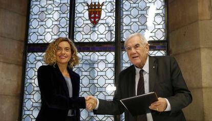 La ministra Meritxell Batet (i), y el consejero Ernest Maragall (d), tras firmar el acuerdo para reactivar la ley antidesahucios.