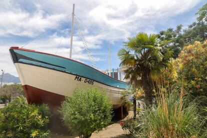 El barco de Chanquete es una réplica de la embarcación que se utilizó en el rodaje de 'Verano azul', pero aun así atrae a muchos curiosos hasta el parque homónimo.