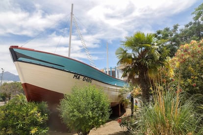 El barco de Chanquete es una réplica de la embarcación que se utilizó en el rodaje de 'Verano azul', pero aun así atrae a muchos curiosos hasta el parque homónimo.