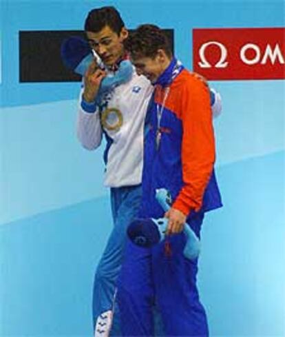 Popov y Van den Hoogenband abandonan juntos del podio.