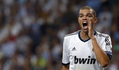El jugador portugués del Real Madrid Pepe grita instrucciones a sus compañeros durante el partido de la Liga de Campeones.