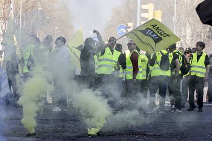 Diversos taxistes protesten pel centre de Barcelona.