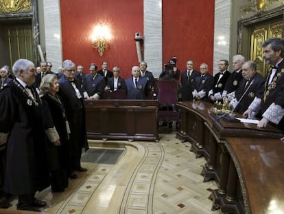 La nueva fiscal general del Estado, Consuelo Madrigal, acompañada de sus padrinos, en el Salón de Plenos del Tribunal Supremo.