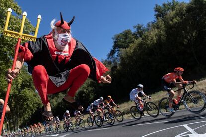 El aficionado al ciclismo Didi Senft, 'El Diablo', durante el paso de los corredores en la 7ª etapa del Tour entre las localidades de Millau a Lavaur, el 4 de septiembre.