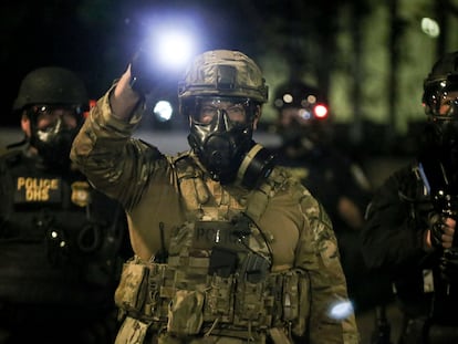 Fuerzas federales militarizadas patrullan las calles de Portland el pasado viernes.