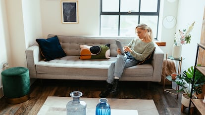 Una mujer chilling en su casa.