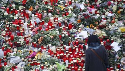 Flores y velas colocadas cerca del mercado navideño donde se produjo el atentado en Berlín, el 21 de diciembre de 2016.