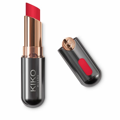 De textura cremosa y ultrafundente, el labial Unlimited Stylo de Kiko Milano (8,99 €) fija el color de acabado semimate hasta 10 horas en una película homogénea.