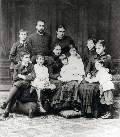 La familia del conde Serguéi y la condesa Yekaterina Shereméteva, en la Casa de la Fuente, San Petersburgo, a comienzos de la década de 1880.