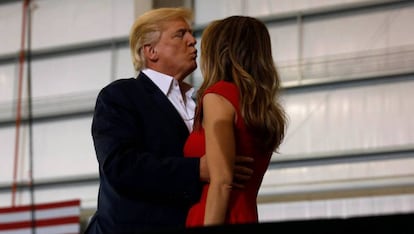 Trump besa a su esposa, Melania, en su mitin de Orlando este sábado.