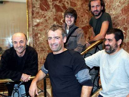 De izquierda a derecha, abajo, Ramón Agirre, Asier Altuna y Telmo Esnal. Arriba, Guillermo Toledo, a la derecha, e Ibán Gárate.