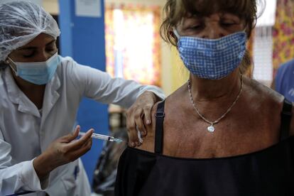 Mulher recebe dose da vacina contra a covid-19 no sábado, 27 de fevereiro, no Rio de Janeiro.