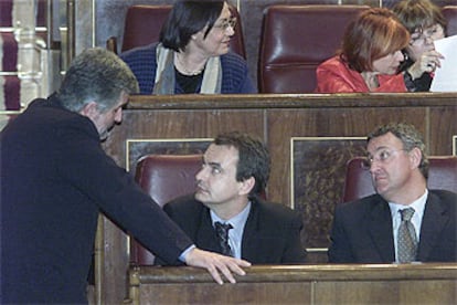 Manuel Marín (de pie) habla con José Luis Rodríguez Zapatero ante la mirada de Jesús Caldera.