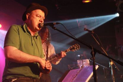 Edwyns Collins canta durante su actuación de ayer en Madrid.