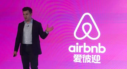 Brian Chesky, cofundador de Airbnb, en una presentación en China.