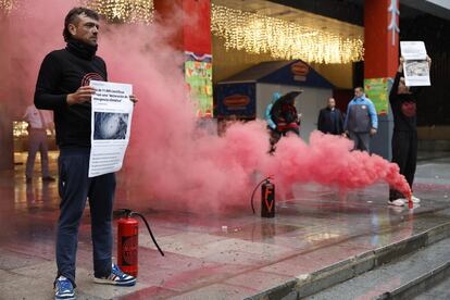 Cuatro activistas de Futuro Vegetal arrojaron pintura roja y negra en el espacio infantil navideño de El Corte Inglés, utilizando extintores modificados, en protesta contra el modelo agroalimentario al que responsabilizan “de la emergencia climática”.