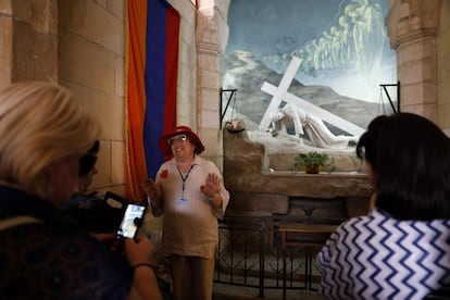 Una guía turística habla a un grupo de visitantes en la tercera estación de la Vía Dolorosa.