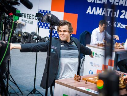 Carlsen celebra su triunfo sobre el uzbeko Abdusattórov, que el convierte en triple campeón del mundo en 2022