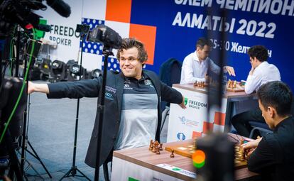 Carlsen celebra su triunfo sobre el uzbeko Abdusattórov, que el convierte en triple campeón del mundo en 2022