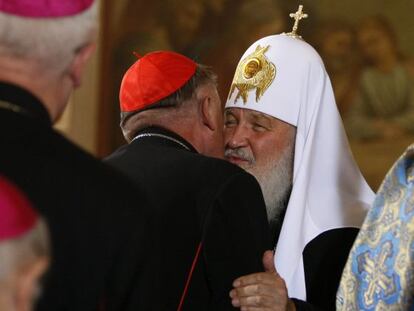 El patriarca ortodoxo ruso saluda al arzobispo de Varsovia.