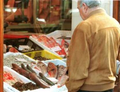 Un ciudadano observa el escapate de una céntrica pescaderia de Bilbao. EFE/Archivo