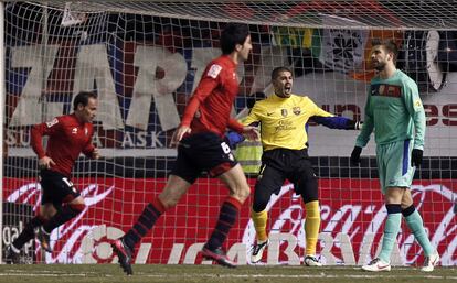 Víctor Valdés se lamenta tras encajar el segundo gol en presencia de su compañero Gerard Piqué