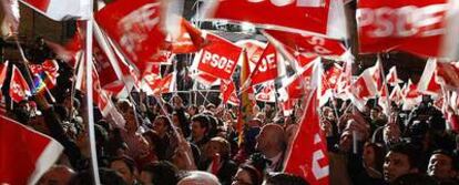 Simpatizantes del partido socialista celebran el triunfo  en la sede central de la formación en la calle de Ferraz de Madrid.
