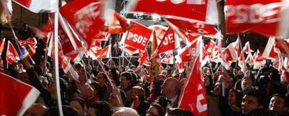 Simpatizantes del partido socialista celebran el triunfo en la sede central de la formación en la calle de Ferraz de Madrid.