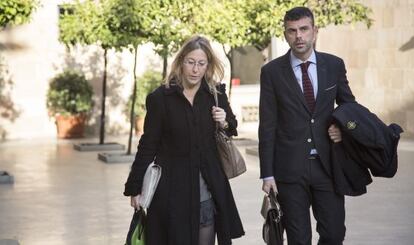 Neus Munté y Vila llegan a la última reunión de 2013 de la Generalitat.