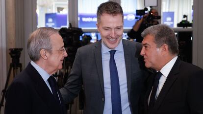 El presidente del Real Madrid, Florentino Pérez (izq); el CEO de A22 Sports Management, Bernd Reichart (centro); y el presidente del FC Barcelona, Joan Laporta (dcha).