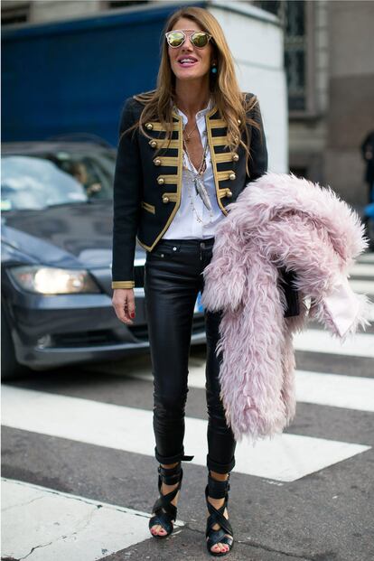 Anna Dello Russo paseaba por Milán con un look más discreto de lo que nos tiene acostumbrados (a excepción del abrigo-peluche y las gafas de sol).