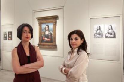 La investigadora Ana González Mozo (a la izquierda) y la restauradora Almudena Sánchez.